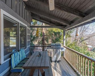 The Coop- Mtn Cabin, Fireplace, Pool Table, Pet Friendly, Ev Charger, Grill - Seven Devils - Balcony