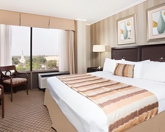 Ramada by Wyndham Augusta Downtown Hotel & Conference Center - Augusta - Bedroom