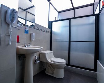 Hostal Kolibri B&B - Cuenca - Bathroom