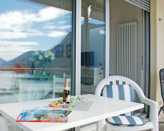 Nice apartment for 2 people with pool, WIFI, TV, patio and panoramic view - Lugano - Balcony
