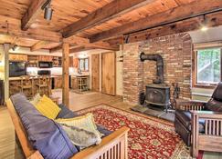 Quiet and Cozy White Mtns Getaway 4 Mi to Cranmore! - North Conway - Living room