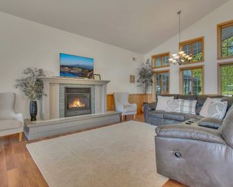 Lake View Lodge w/ Indoor Pool, Hot Tub, Theater - Wellsboro - Living room