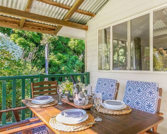 Hughes Hideaway - 2BR Cottage on 1 Acre w Air Con, King Beds - Yeppoon - Restaurant