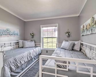 Chic Seneca Falls Home on Cayuga Wine Trail! - Seneca Falls - Living room