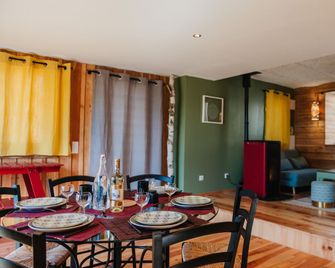 La petite maison Basse Correo - La Freissinouse - Ruokailuhuone