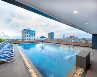 Pearl Grand By Rathna - Colombo - Pool
