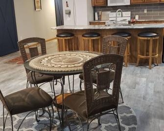 Spacious place w/ outside kitchen. Close to the Apple River and so much more. - Somerset - Dining room