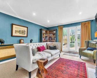 Charming Reigate Cottage Retreat - Reigate - Living room