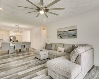 Walk To Mississippi River Grafton Townho - Grafton - Living room