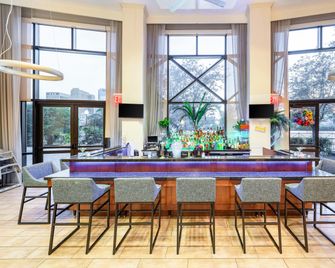 Hampton Inn & Suites Newark-Harrison-Riverwalk - Harrison - Bar