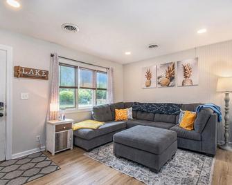 Eagle's Beach Nest - New Buffalo - Living room