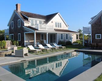 Home On Large, Private Lot W/heated Salt Water Pool And Distant Harbor Views - Nantucket - Piscine