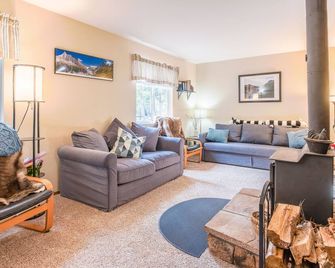 Squirrel Away-Pet Friendly, A/C & Lake Access! - Arnold - Living room