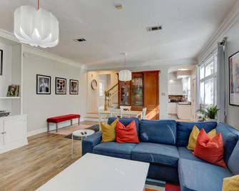 Hip and Spacious Midtown Cottage near Beale Street - Memphis - Living room