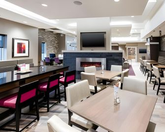 Holiday Inn Express Fargo Sw - I-94 Medical Center By IHG - פארגו - מסעדה