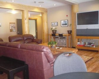 Basecamp Lodge Golden - גולדן - סלון