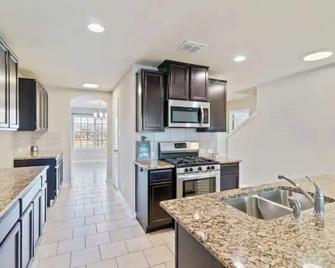 5 Bedroom Luxurious Retreat In Schertz, Near Randolph Afb, San Antonio, Schlitterbahn - Schertz - Kitchen
