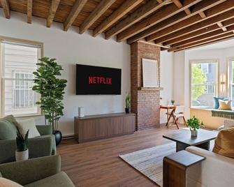 Mins To Nyc, Metlife Stadium & American Dream! - Union City - Living room