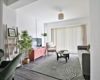 Amber Vista 2 Bedroom Apartments- Supermarket, Coffee Shop, Restaurants & Parking Below - Cardiff - Living room