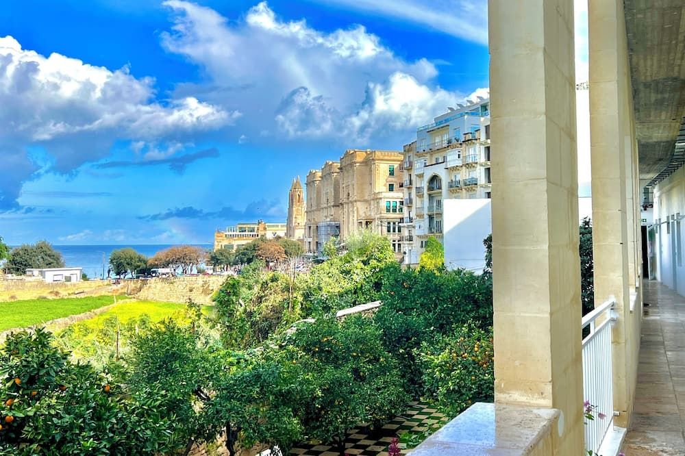 Follow the Sun Boutique Hostel - Pool, Breakfast & Sea Views - St. Julian's