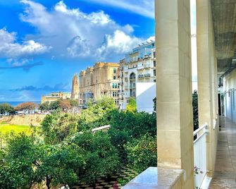 Follow the Sun Boutique Hostel - Pool, Breakfast & Sea Views - St. Julian's