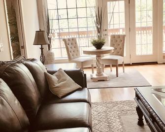 Luxury Home, Wooded Setting, Great Location. Close To Many Attractions. - North Augusta - Living room
