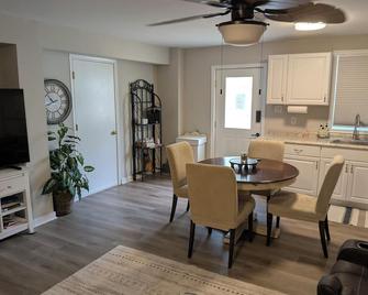 Newly finished basement suite in Midlothian. Very clean and spacious. - Midlothian - Dining room