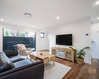 Luxury Cbd Townhouse - Wagga Wagga - Living room
