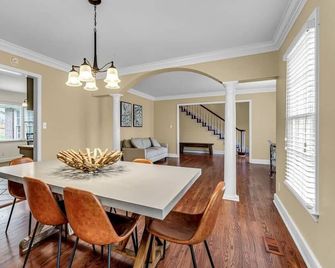 Luxury Home! Sleep Up To 12! Close to everything! - Kernersville - Dining room