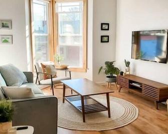 South Apartment on Main Street - Ashland - Вітальня