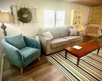 Cottage Charm - Quiet, cosy, pet friendly stay. - Ellisville