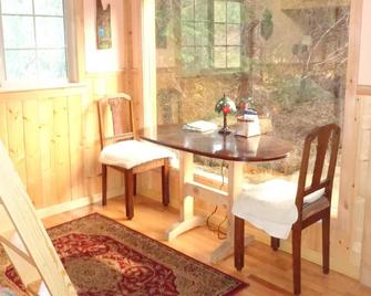 Chugach Mountain Cabin Retreat - Moose Pass - Dining room