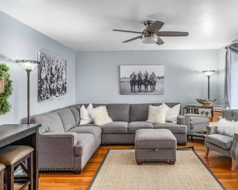 Beautiful Home only Steps to the Pro Football Hall of Fame, Sleeps up to 12! - Canton - Living room