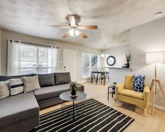 Insta-Worthy Flat and Arboretum Tickets Included - Dallas - Living room
