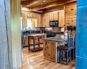 Stunning 5br/4ba Lodge In Adirondacks: Near Gore Mountain, Fire Pit, Great Views - North River - Cocina