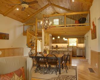 Newly remodeled home on Georgia's highest golf course. Onsite Level 2 EV Charger - Dillard - Dining room