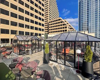 Moxy Cincinnati Downtown - Cincinnati - Balcony