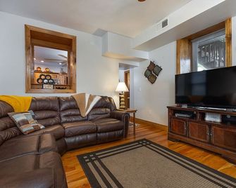 Impressive Private 2BR Suite w/Parking Univ Area - Dubuque - Living room