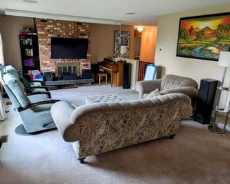 Spacious West Kelowna Home that is great for family, friends, or business trip! - West Kelowna - Living room