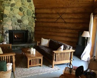 Loons Nest - Cozy, secluded 4 bedroom log cabin in the heart of the wilderness! - Gold Bridge - Sala de estar