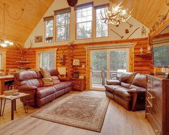 Donnelly Cabin w/ Private Deck: Near Lake Cascade! - Donnelly - Sala de estar