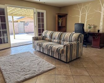 Centrally located older 4-bedroom house in lovely Yuma - Yuma - Living room