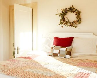 Large Classic Farmhouse On 18 Acres - Eaton - Bedroom