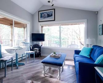 Monthly discount. 1 BD 1 BA. Close to Hwy1. Central location S.Island, private - Malahat - Living room