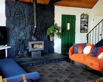 2 Br 2 Ba upstairs in cabin w/hot tub on 5.6 acre. Next to a Creek /near a lake - North Fork - Living room