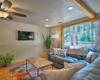 Highly rated, most affordable 2 bedroom cabin you will find in the mountains - Cascade-Chipita Park - Living room