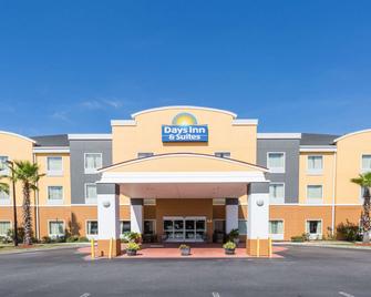 Days Inn & Suites by Wyndham Savannah North I-95 - Port Wentworth - Gebäude