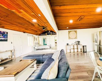 Exclusive Luxury Cottage, RV, & Coastal Farmhouse w/ Private Indoor Heated Pool - Smith River - Sala de estar