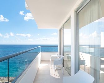 Grecian Sands Hotel - איה נאפה - מרפסת