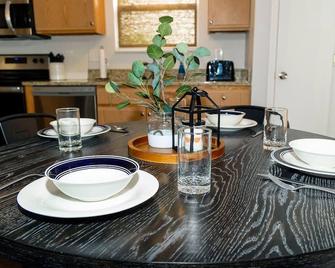 Team or Family Stay/Peloton/1.9 mile to Grand Park - Westfield - Dining room
